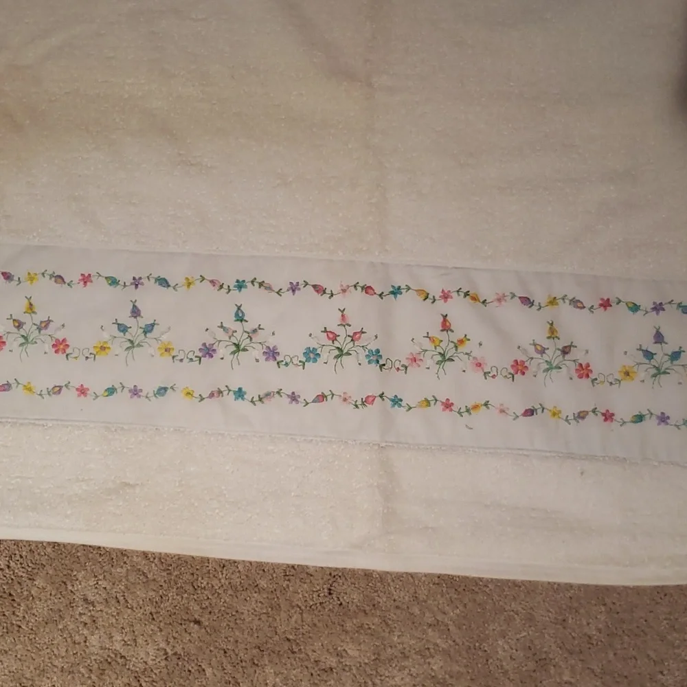 New Vintage Oscar De La Renta bath towel Royal Family Cannon floral embroidery